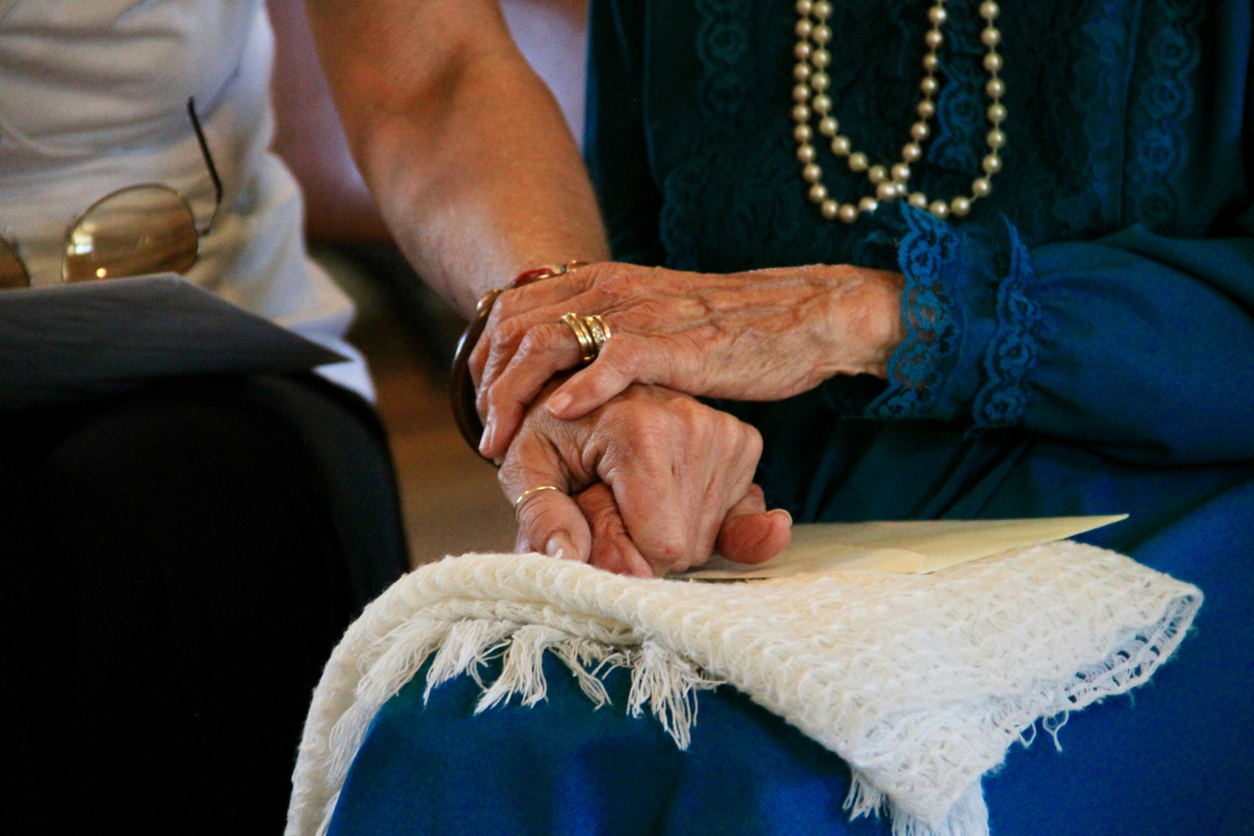You are currently viewing Comment impliquer vos grands-parents dans votre mariage : idées touchantes et conseils pratiques